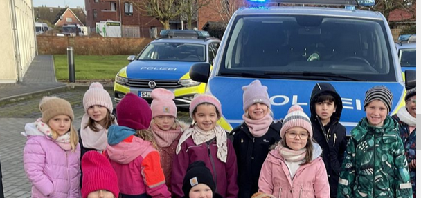 Kinder erkunden das Sylter Polizeirevier