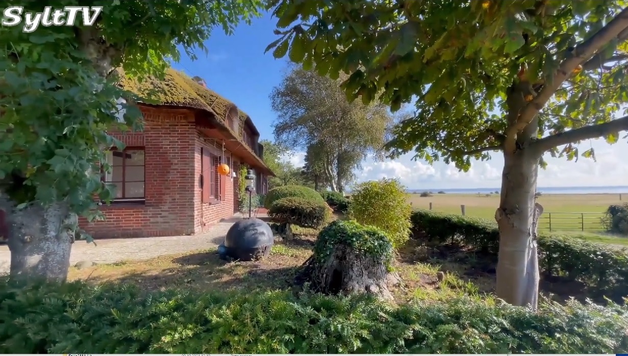 Bahndammwaerterhaus mit Blick auf das Wattenmeer