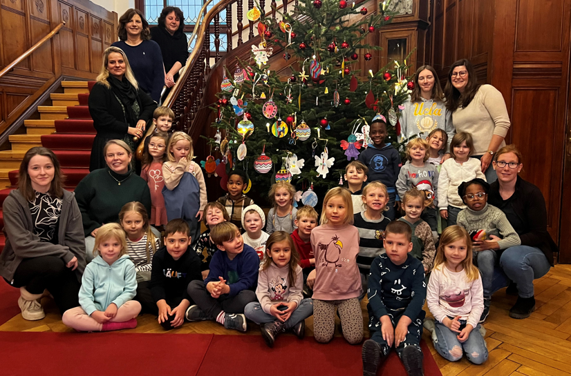 Weihnachtliche Premiere: Kita-Kinder erschaffen magischen Moment im Rathaus!